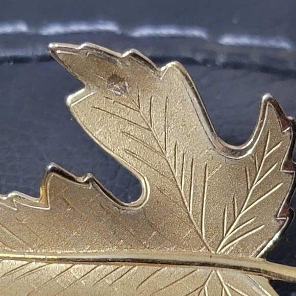 VINTAGE maple pin brooch gold tone - Picture 3 of 4